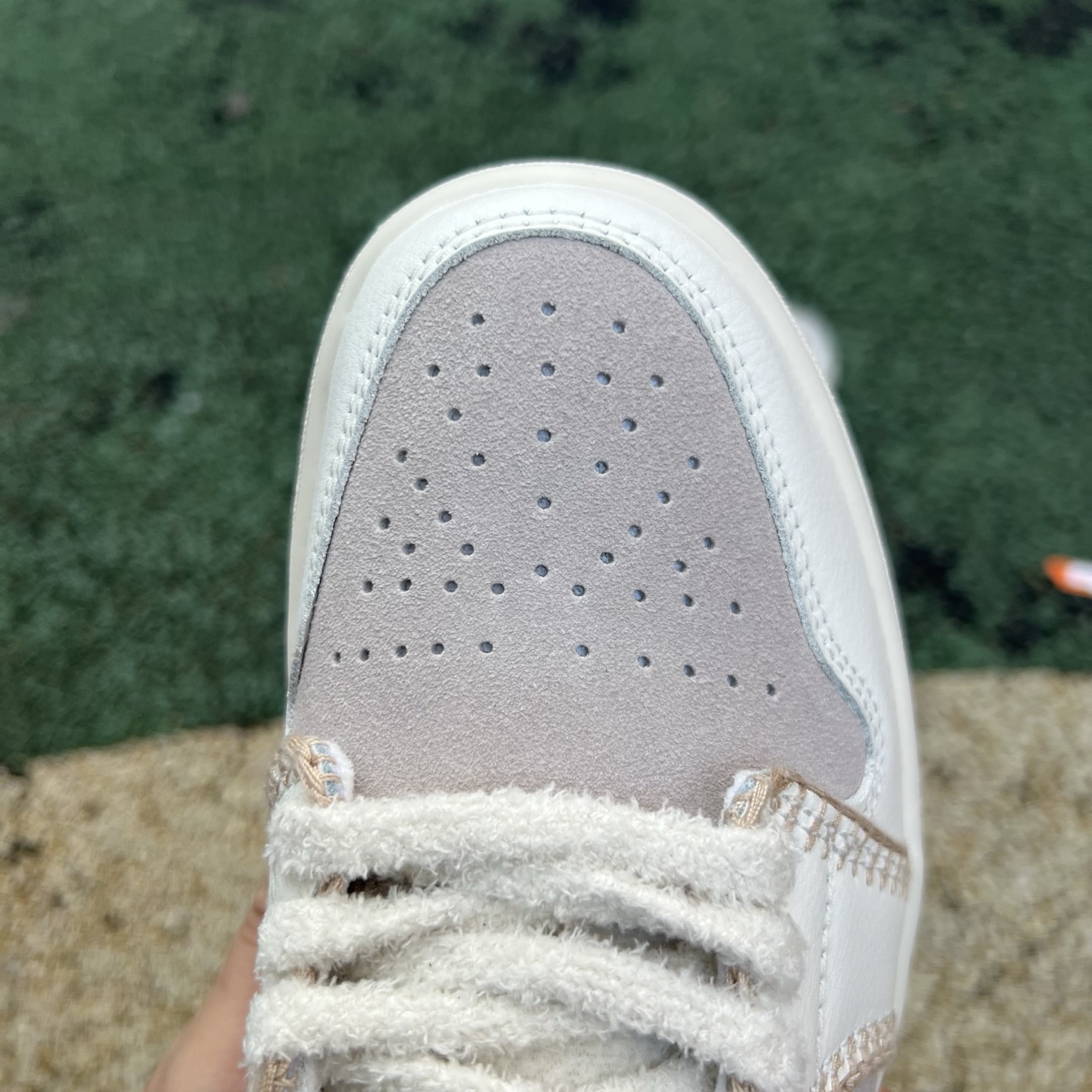 bout perforé taupe