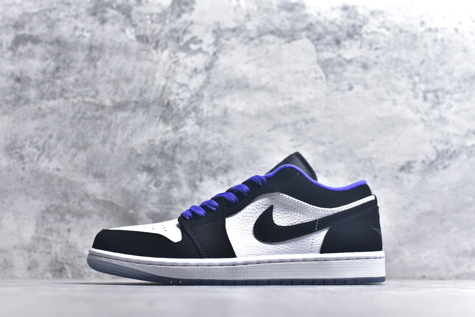 Air Jordan 1 Low — Noir / Blanc / Violet