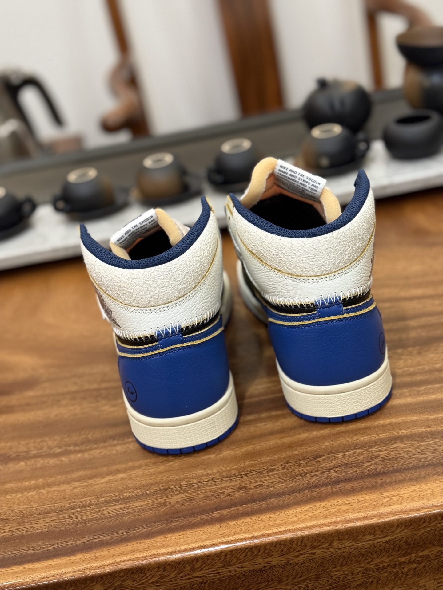 talons crème et bleu