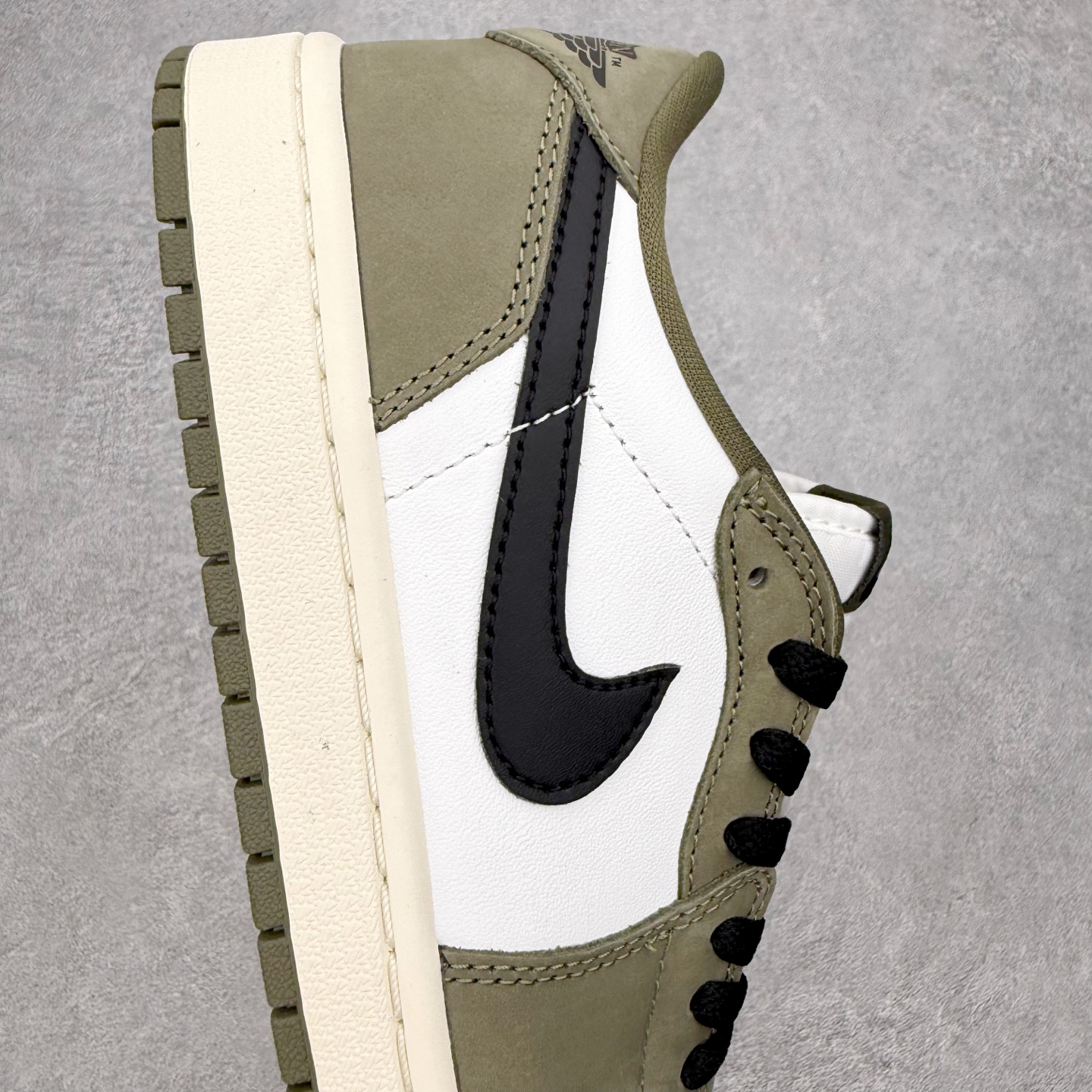 détail Swoosh inversé