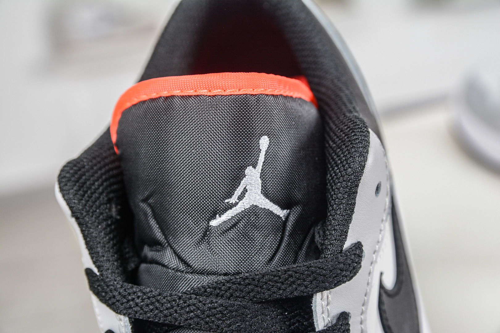 languette Jumpman et liseré orange