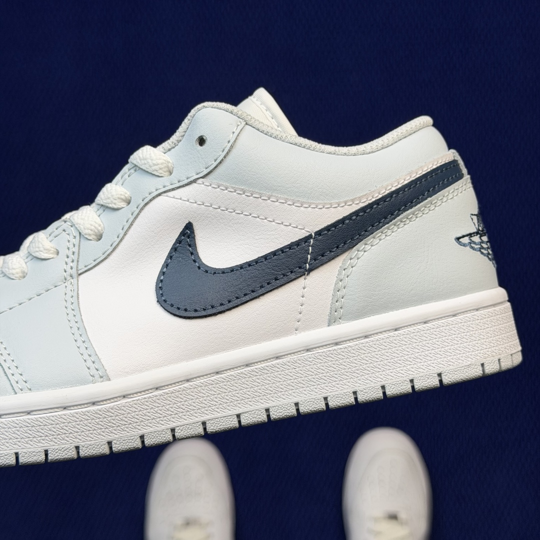 détail Swoosh et coutures