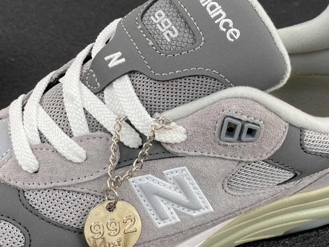 détail languette et médaille 992