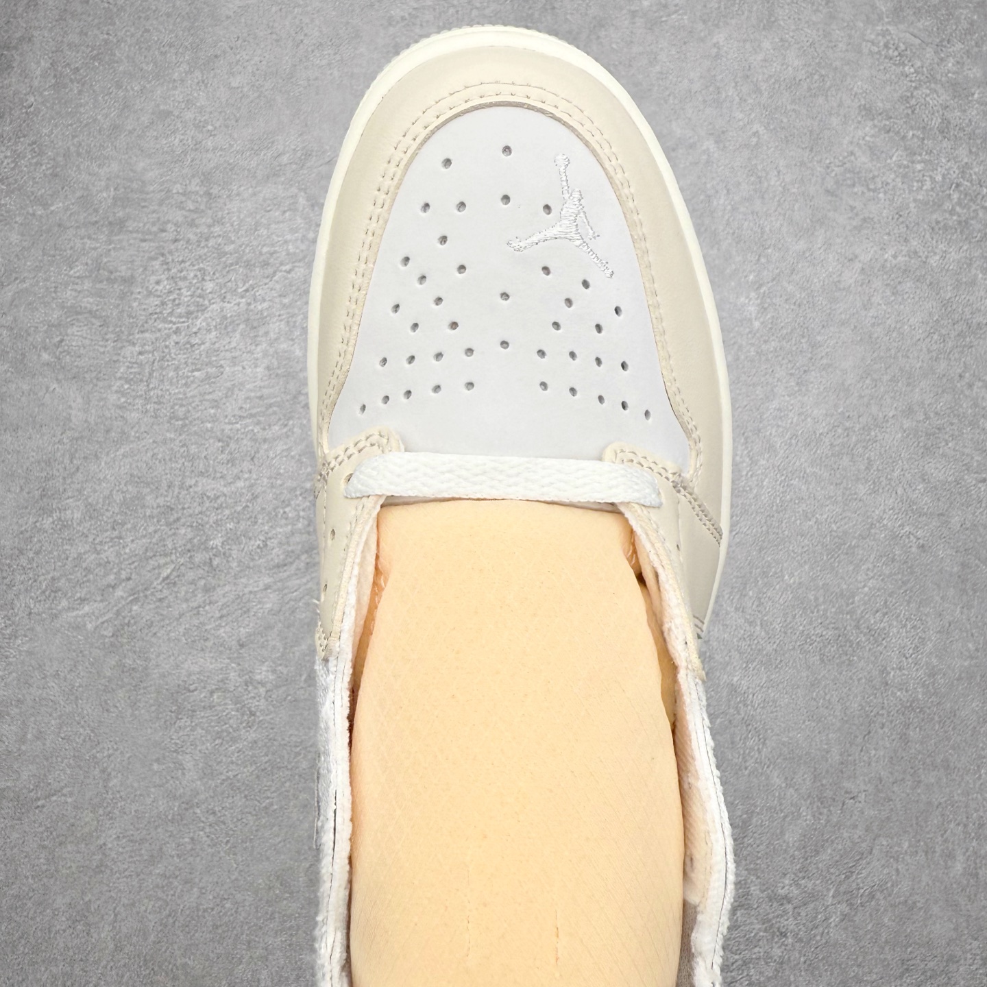bout perforé et Jumpman brodé