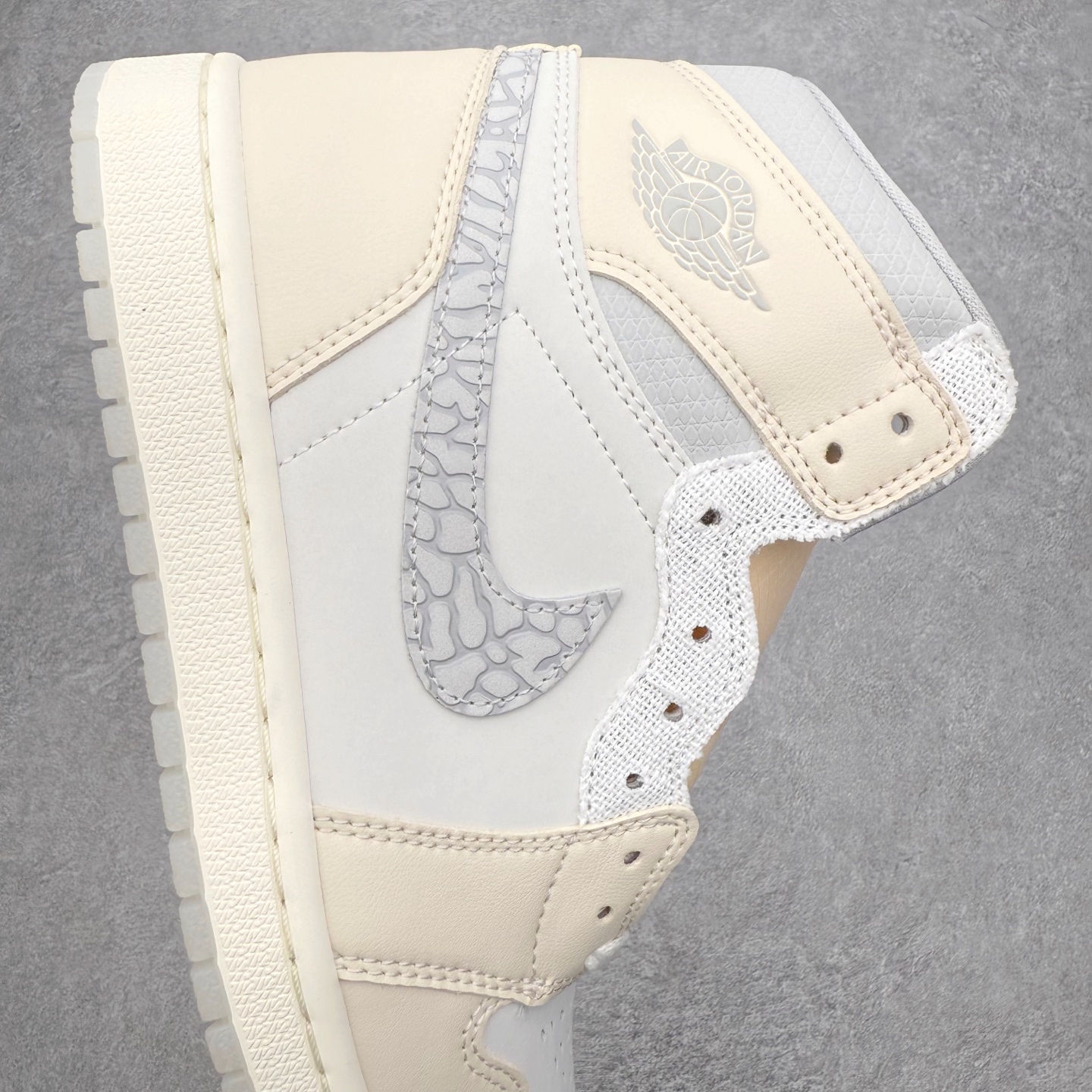 détail du Swoosh et logo Wings