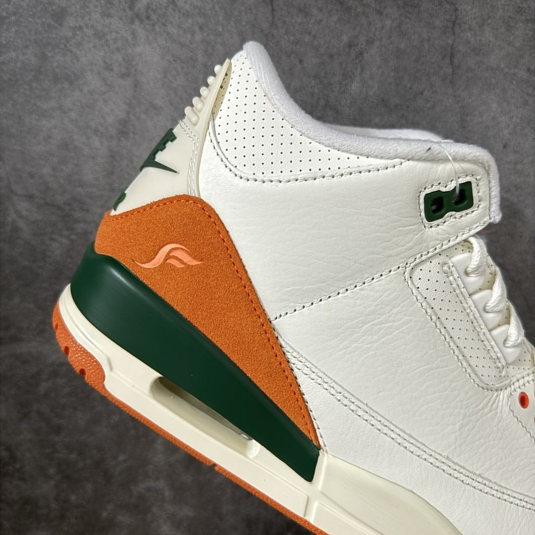 détail du talon en daim orange