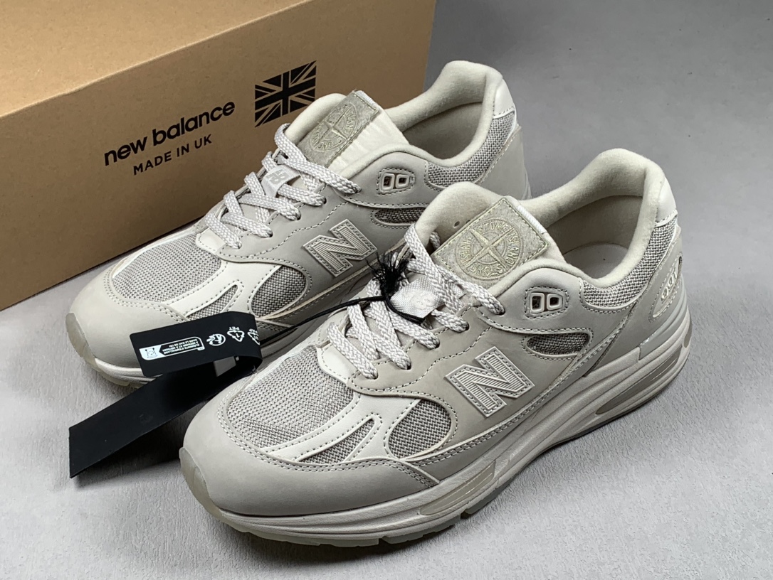 paire devant la boîte Made in UK