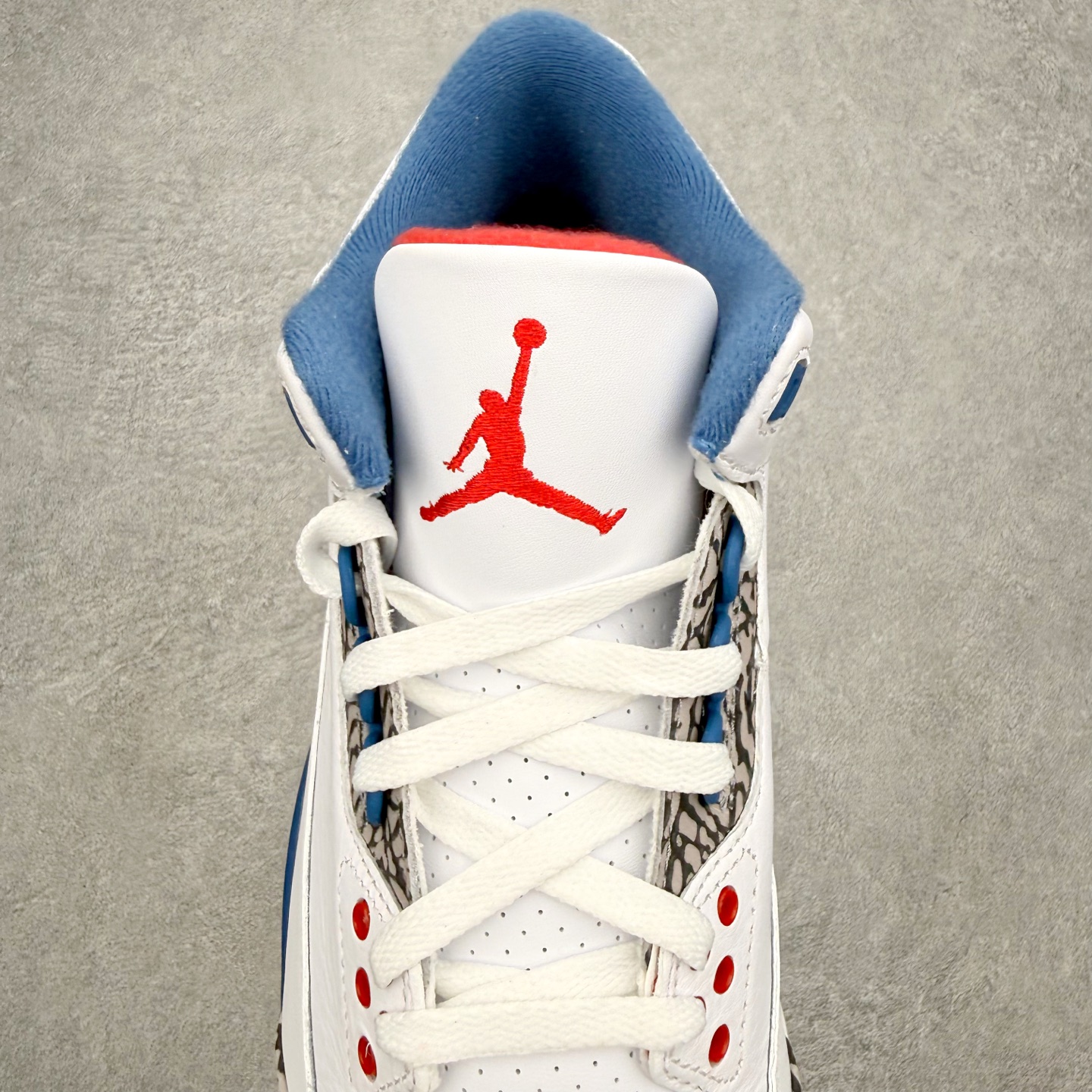 détail languette Jumpman rouge