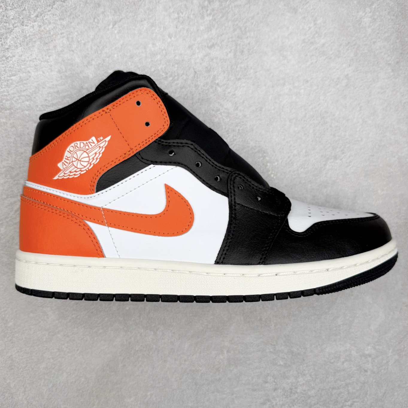 Air Jordan 1 Mid — Noir / Blanc / Orange