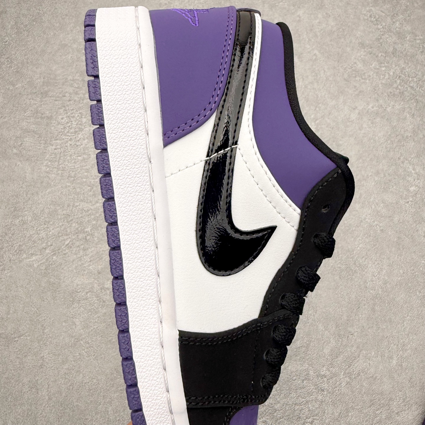 détail Swoosh verni