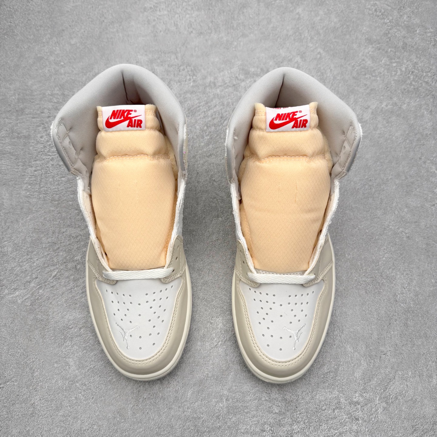 vue de dessus de la paire, languettes Nike Air