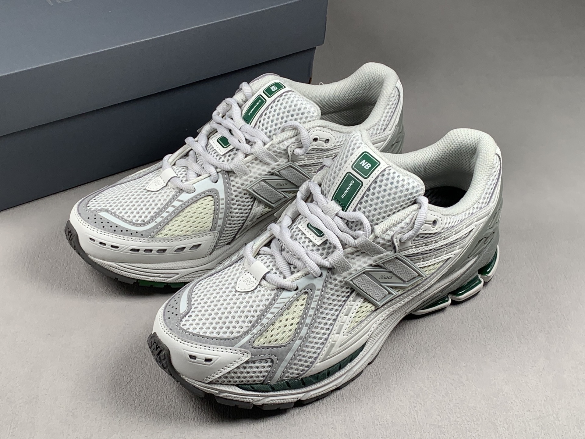 paire avec boîte