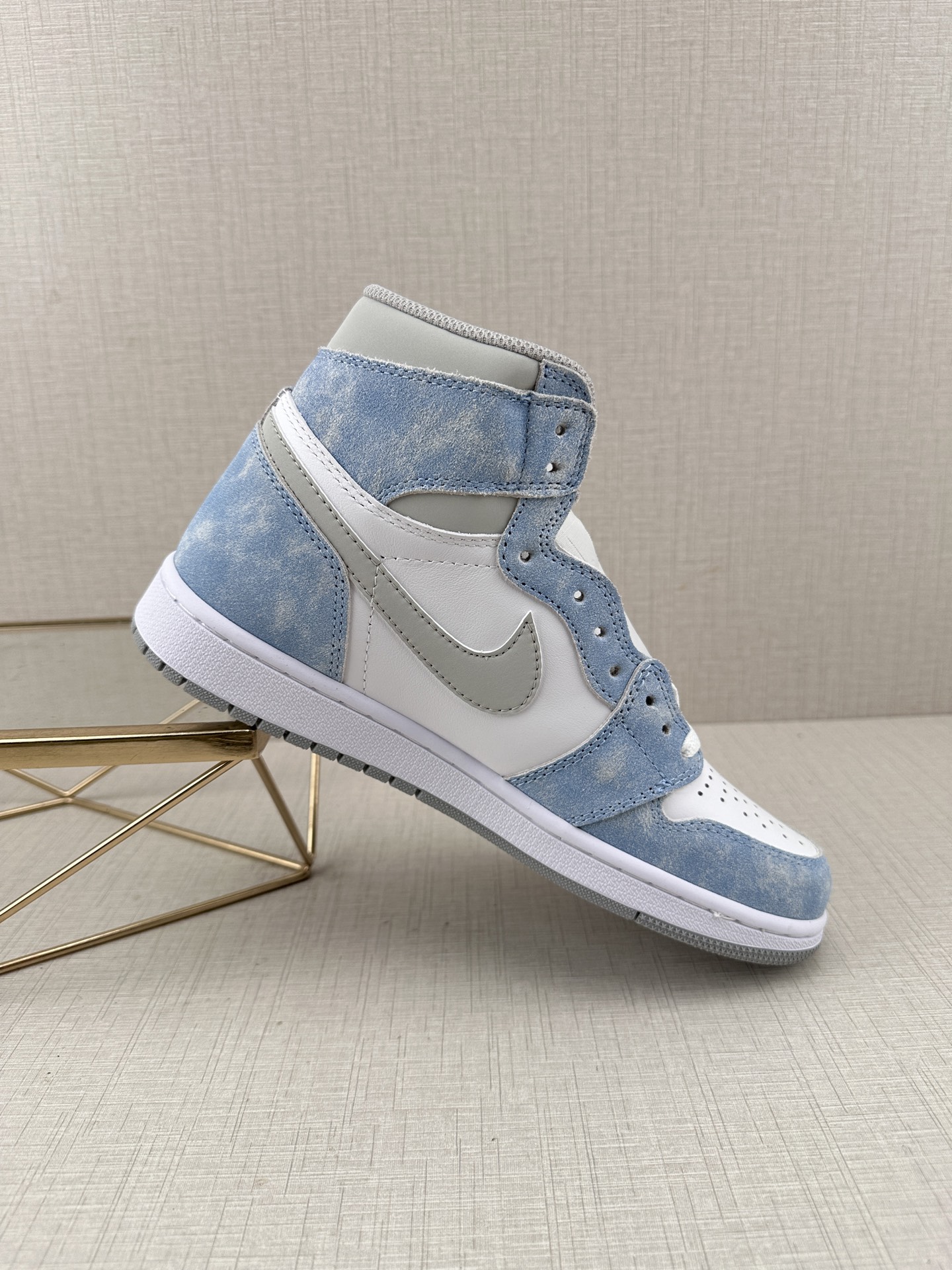 Air Jordan 1 High OG « Hyper Royal » — Bleu délavé / Gris / Blanc
