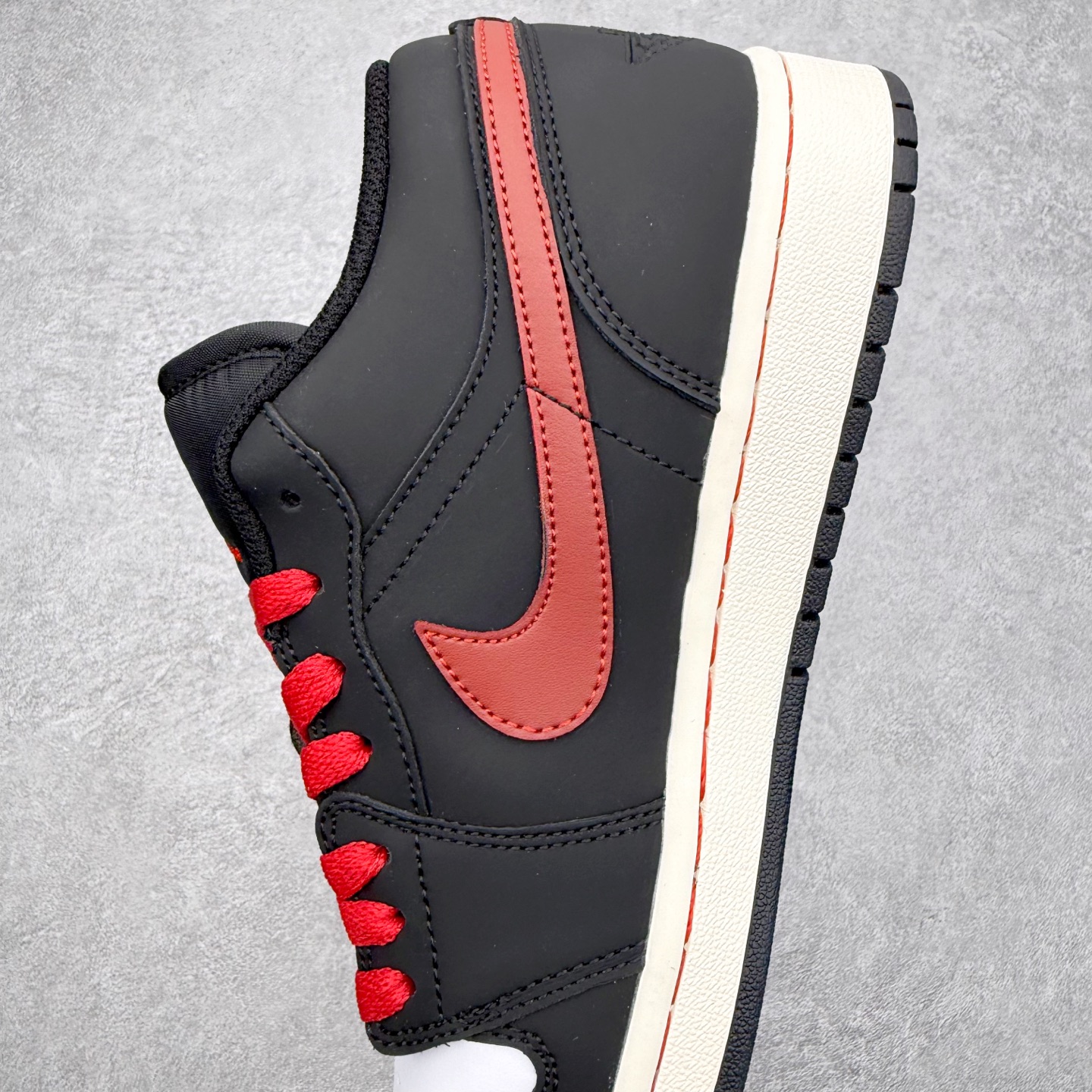 détail Swoosh rouge, profil intérieur